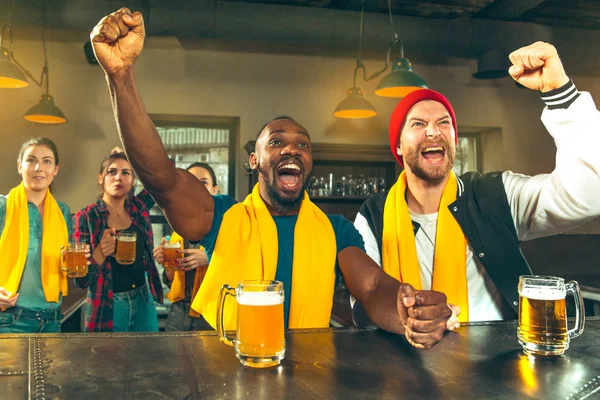 Sport, persone, svago, amicizia e divertimento: tifosi di calcio felici o amici maschi che bevono birra e celebrano la vittoria al bar o al pub — Foto Stock