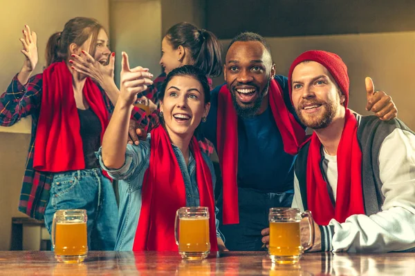 Sport, mensen, vrije tijd, vriendschap en entertainment concept - gelukkig voetbalfans of mannelijke vrienden drinken bier en vieren overwinning bij bar of pub — Stockfoto