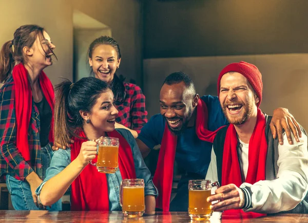 Sport, mensen, vrije tijd, vriendschap en entertainment concept - gelukkig voetbalfans of mannelijke vrienden drinken bier en vieren overwinning bij bar of pub — Stockfoto