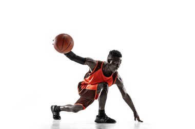Bir basketbol oyuncusu topu ile tam uzunlukta portresi