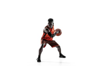 Bir basketbol oyuncusu topu ile tam uzunlukta portresi