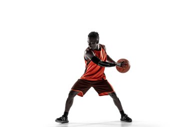 Bir basketbol oyuncusu topu ile tam uzunlukta portresi