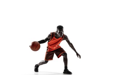 Bir basketbol oyuncusu topu ile tam uzunlukta portresi