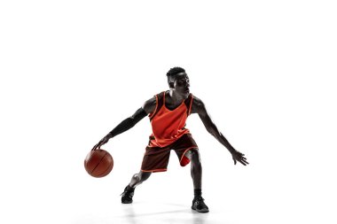 Bir basketbol oyuncusu topu ile tam uzunlukta portresi