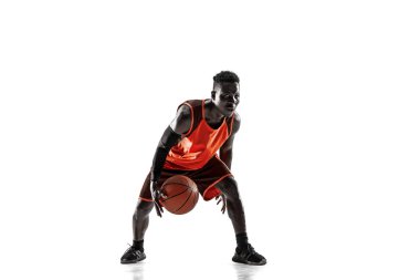 Bir basketbol oyuncusu topu ile tam uzunlukta portresi