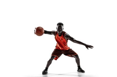 Bir basketbol oyuncusu topu ile tam uzunlukta portresi