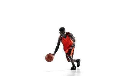Bir basketbol oyuncusu topu ile tam uzunlukta portresi
