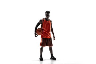 Bir basketbol oyuncusu topu ile tam uzunlukta portresi