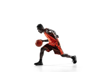 Bir basketbol oyuncusu topu ile tam uzunlukta portresi