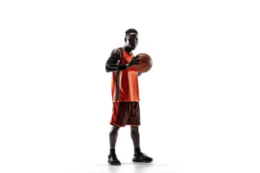 Bir basketbol oyuncusu topu ile tam uzunlukta portresi
