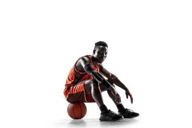 Bir basketbol oyuncusu topu ile tam uzunlukta portresi