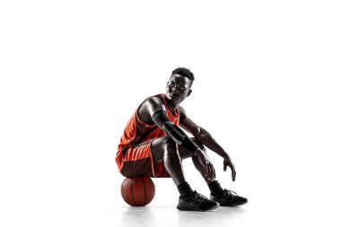 Bir basketbol oyuncusu topu ile tam uzunlukta portresi