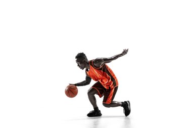 Bir basketbol oyuncusu topu ile tam uzunlukta portresi