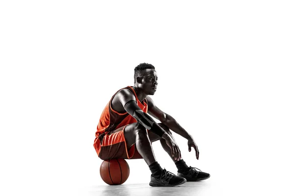 Retrato completo de un jugador de baloncesto con pelota — Foto de Stock