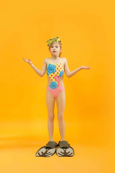 Κοπέλα φορώντας μαγιό στέκεται με snorkelers και βατραχοπέδιλα — Φωτογραφία Αρχείου
