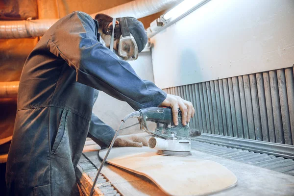 Carpintero con sierra circular para cortar tableros de madera . — Foto de Stock