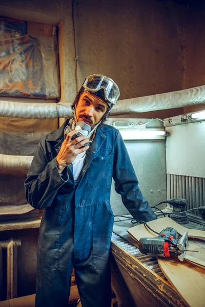 Retrato de carpintero profesional serio — Foto de Stock