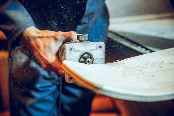 Carpintero con sierra circular para cortar tableros de madera . —  Fotos de Stock
