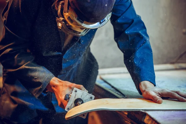 Carpintero con sierra circular para cortar tableros de madera . — Foto de Stock