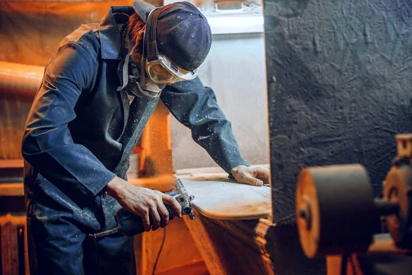 Carpenter using circular saw for cutting wooden boards. — Stock Photo, Image