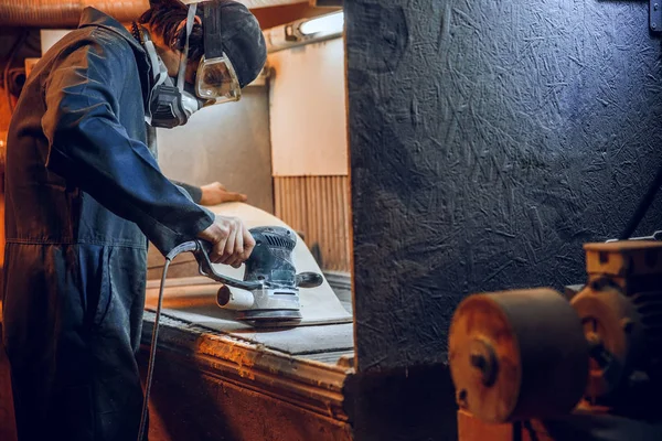 Carpenter using circular saw for cutting wooden boards. — Stock Photo, Image