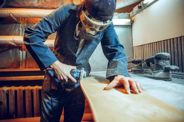 Carpenter using circular saw for cutting wooden boards. — Stock Image Carpenter using circular saw for cutting wooden boards. Stock Image