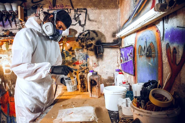 Mestre pintor em uma fábrica — Fotografia de Stock