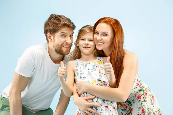 Nöjd förälder med dotter på studio isolerad på blå bakgrund — Stockfoto