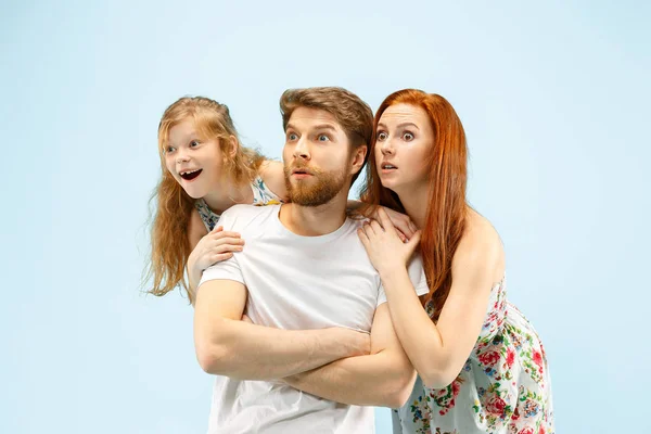 Parent heureux avec fille au studio isolé sur fond bleu — Photo