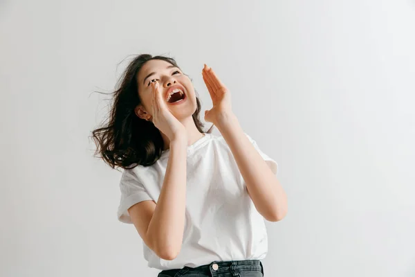 Aislado en rosa joven casual mujer gritando en el estudio — Foto de Stock