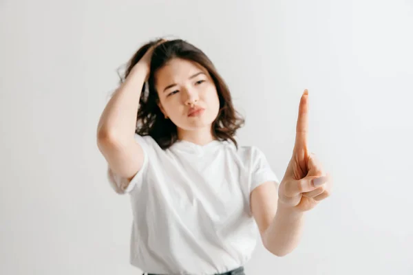 Mano de mujer con dedo sobre fondo gris —  Fotos de Stock