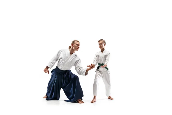 Homem e adolescente lutando no treinamento de aikido na escola de artes marciais — Fotografia de Stock