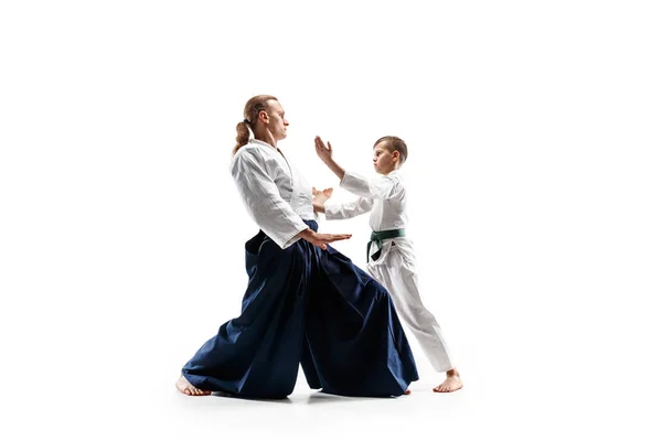 Homem e adolescente lutando no treinamento de aikido na escola de artes marciais — Fotografia de Stock