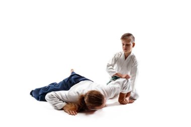 Dövüş sanatları okulu aikido eğitimi, mücadele adam ve genç çocuk