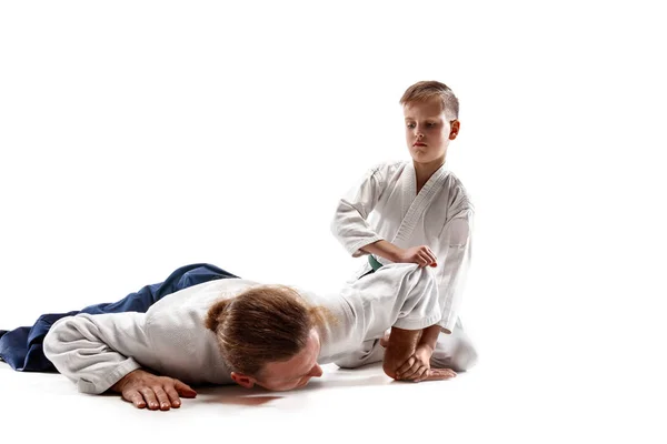 Hombre y adolescente chico luchando en aikido entrenamiento en artes marciales escuela —  Fotos de Stock
