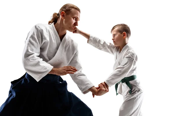 Homme et adolescent garçon se battant à l'entraînement d'aikido dans l'école d'arts martiaux — Photo