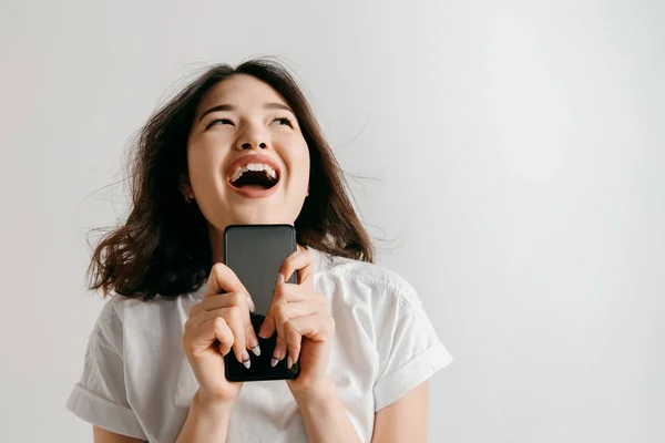 Portrait d'une fille asiatique décontractée confiante montrant écran vierge de téléphone mobile — Photo
