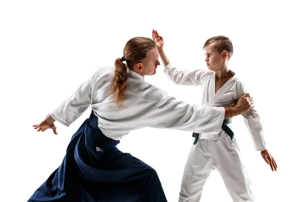 Hombre y adolescente chico luchando en aikido entrenamiento en artes marciales escuela — Foto de Stock