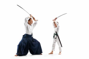 Dövüş sanatları okulu aikido eğitimi, mücadele adam ve genç çocuk