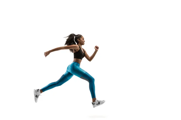 Młoda kobieta Afrykańska uruchomiona lub jogging na białym tle na tle białego studia. — Zdjęcie stockowe