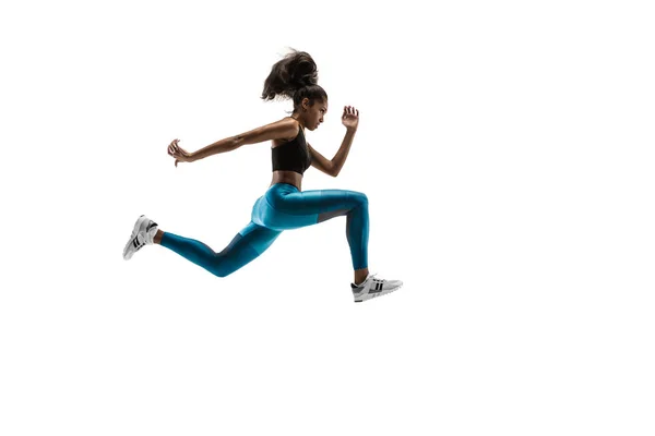 Joven mujer africana corriendo o trotando aislada sobre fondo blanco del estudio . — Foto de Stock