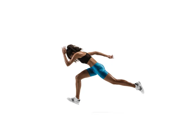 Joven mujer africana corriendo o trotando aislada sobre fondo blanco del estudio . — Foto de Stock