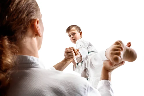 Homme et adolescent garçon se battant à l'entraînement d'aikido dans l'école d'arts martiaux — Photo