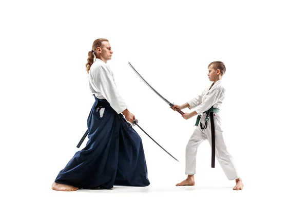 Mannen och tonåring pojke kämpar på aikido träning i kampsport skolan — Stockfoto