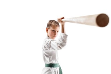 Genç çocuk dövüş sanatları okulu Aikido eğitimi, tahta kılıcı ile mücadele