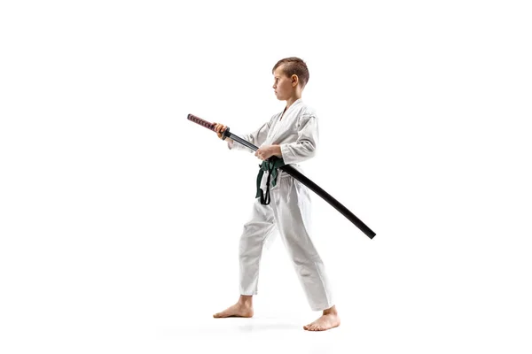 Adolescent garçon combats à aikido formation dans martial arts école — Photo
