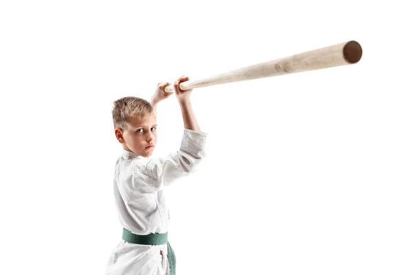 Мальчик-подросток сражается деревянным мечом на тренировках Айкидо в школе боевых искусств — стоковое фото