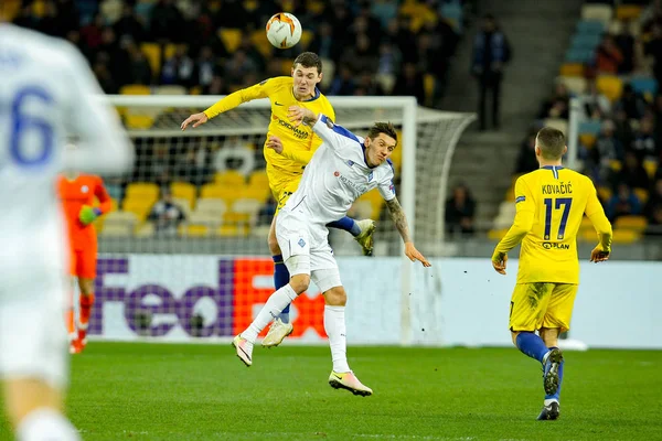 Spelers van Dinamo Kiev en Chelsea in actie tijdens de Uefa Europa League Ronde van 1 8 — Stockfoto