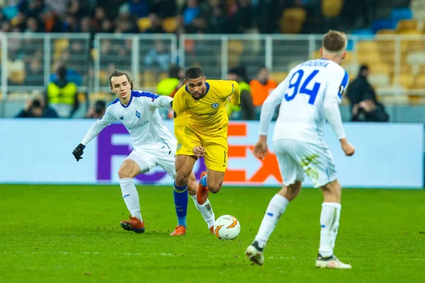 Jugadores de Dynamo Kiev y Chelsea en acción durante la ronda de la UEFA Europa League de 1 8 —  Fotos de Stock