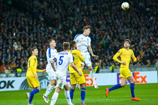 Pemain Dynamo Kiev dan Chelsea beraksi selama babak 1 8 Liga Europa UEFA — Stok Foto